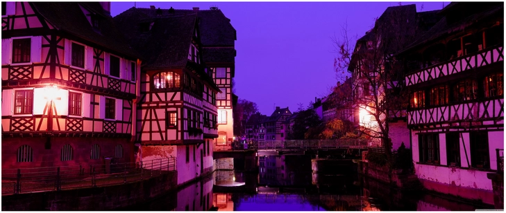 abendliche stadtansicht von strasbourg mit fachwerkhaeusern