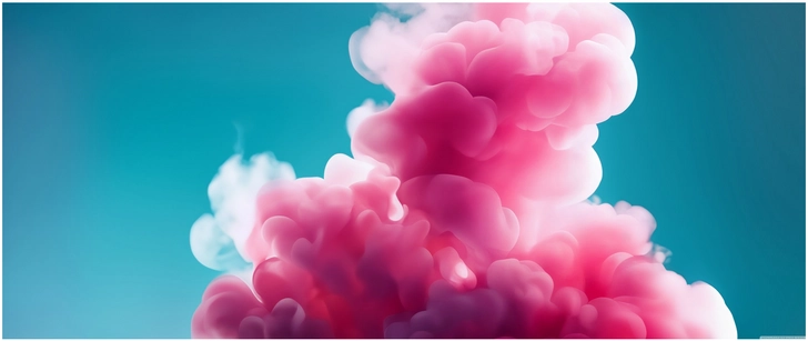 aetherischer rosa rauch vor blauem hintergrund