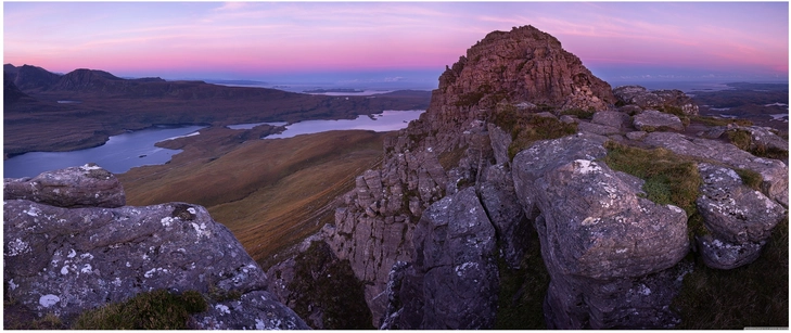 atemberaubende berglanschaft mit sonnenuntergang und felsen