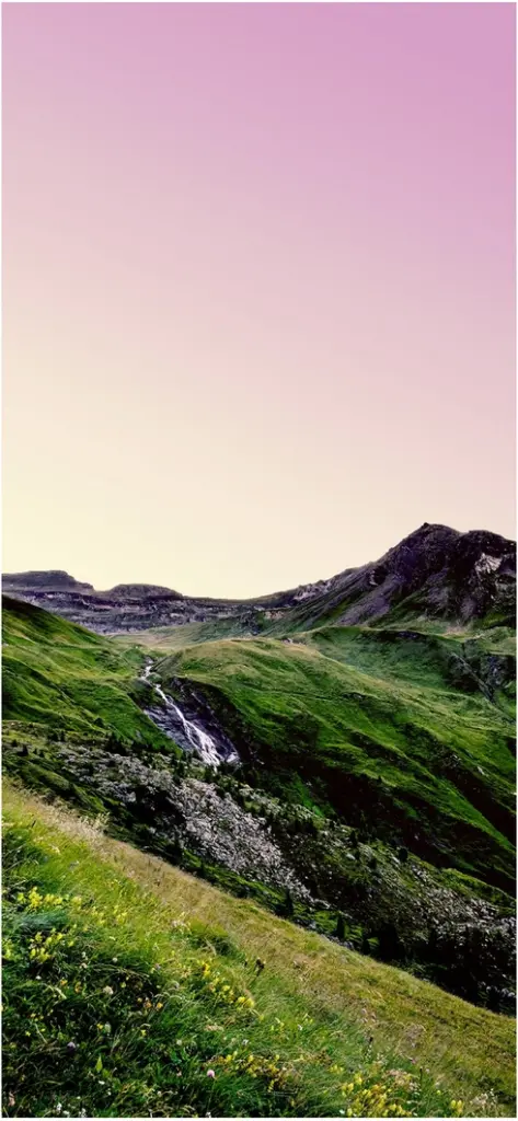 atemberaubende berglanschaft mit wasserfall und rosa himmel