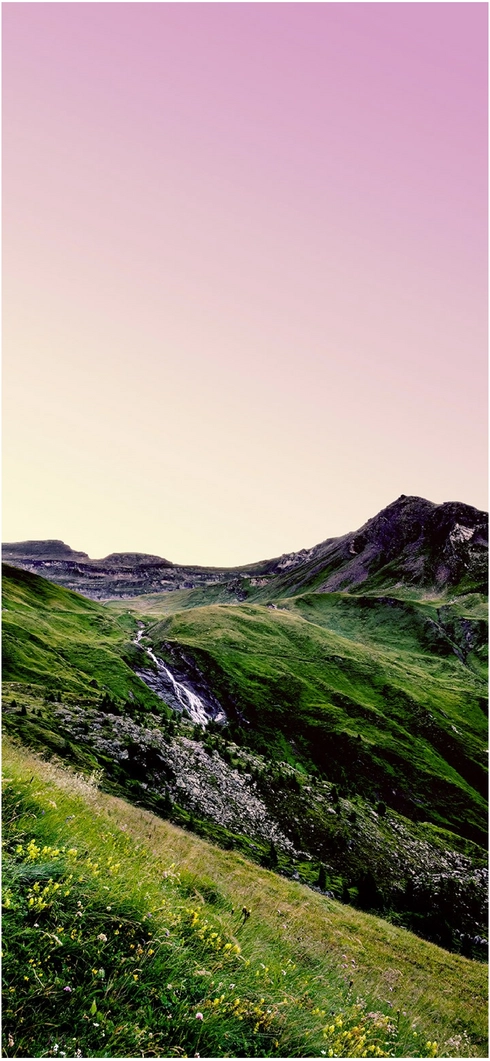atemberaubende-berglanschaft-mit-wasserfall-und-rosa-himmel