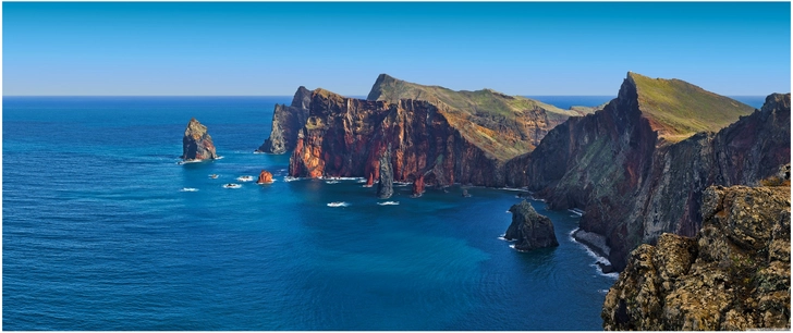atemberaubende kuestenlandschaft auf madeira mit klippen und klaerem wasser