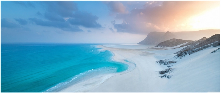 atemberaubende kuestenlandschaft mit sandstrand und meer