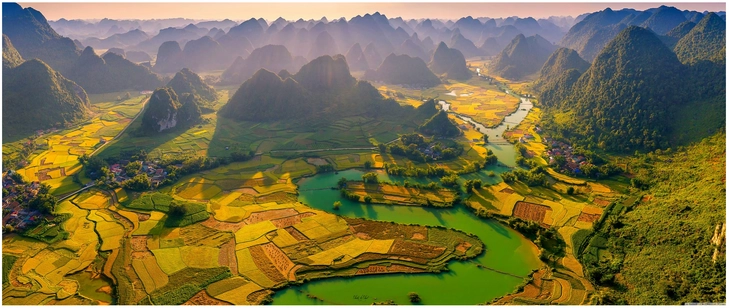 atemberaubende landschaft in vietnam mit fluessen und feldern