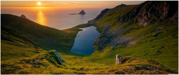 atemberaubende landschaft mit see und sonnenuntergang