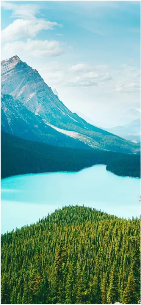atemberaubende natuerliche landschaft mit see und bergen