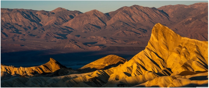 atemberaubende naturlandschaft mit felsformationen im sonnenuntergang