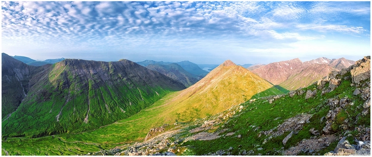 atemberaubende panoramalandschaft mit gruenen bergen und himmel