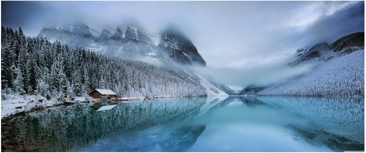 atemberaubende winterlandschaft mit schneebedeckten bergen und ruhigem see