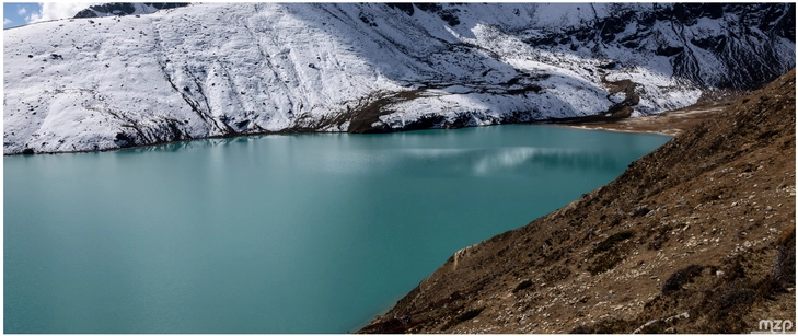 atemberaubender bergsee im himalaya mit schneebedeckten bergen
