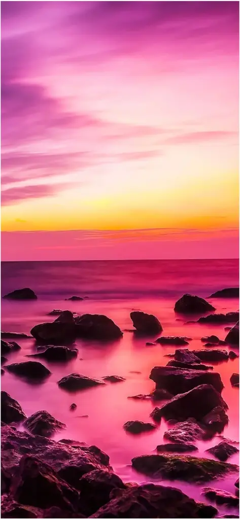 atemberaubender lila sonnenuntergang ueber dem meer