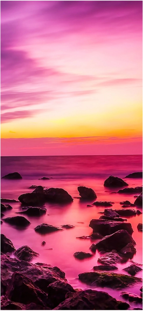 atemberaubender-lila-sonnenuntergang-ueber-dem-meer
