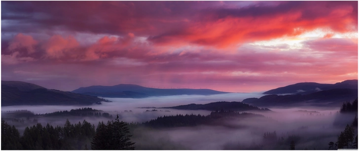 atemberaubender sonnenaufgang ueber nebligen bergen