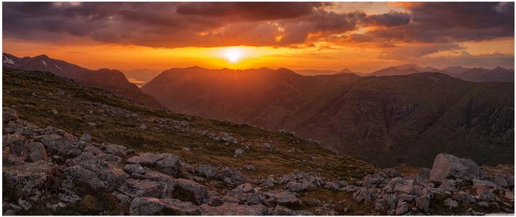 atemberaubender sonnenuntergang ueber berglandschaft