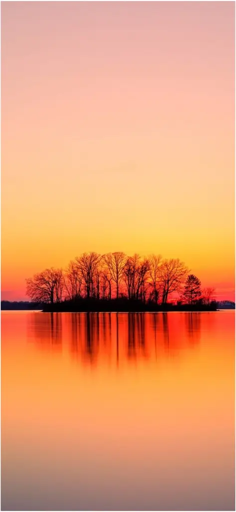 atemberaubender sonnenuntergang ueber ruhigem gewaesser