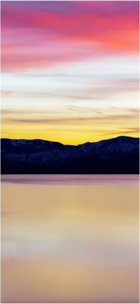 atemberaubender sonnenuntergang ueber ruhigem see