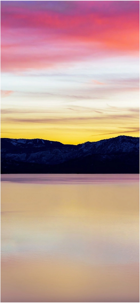 atemberaubender-sonnenuntergang-ueber-ruhigem-see