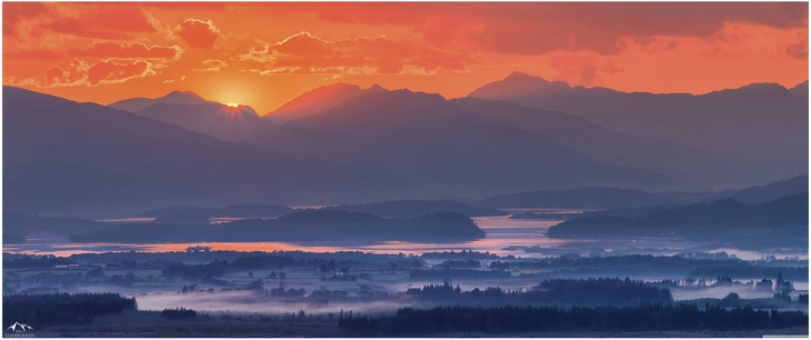 atemberaubender sonnenuntergang ueber ruhiger landschaft