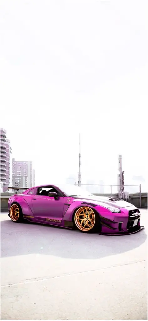 auffaelliger lila nissan gt r auf urbanem parkplatz