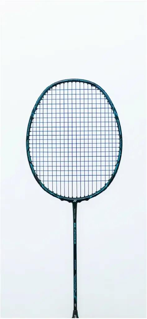 badminton schlaeger auf hellem hintergrund