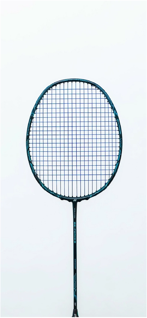 badminton-schlaeger-auf-hellem-hintergrund