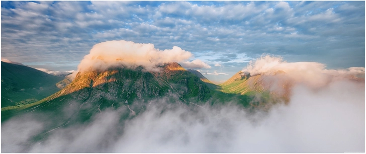 beeindruckende berglandschaft mit wolken und lichtspiel