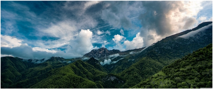 beeindruckende berglanschaft mit himmel und wolken