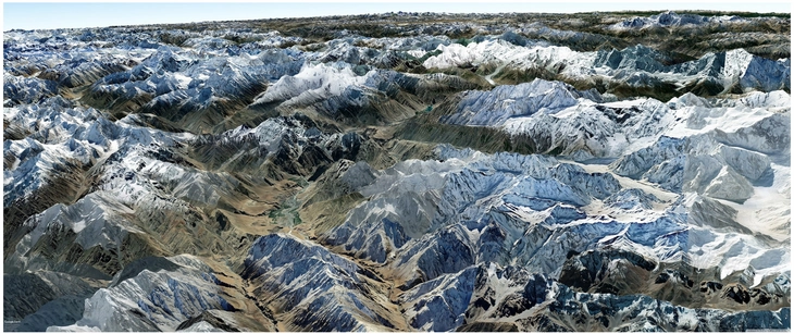 beeindruckende berglanschaft mit schneegipfeln und taelern
