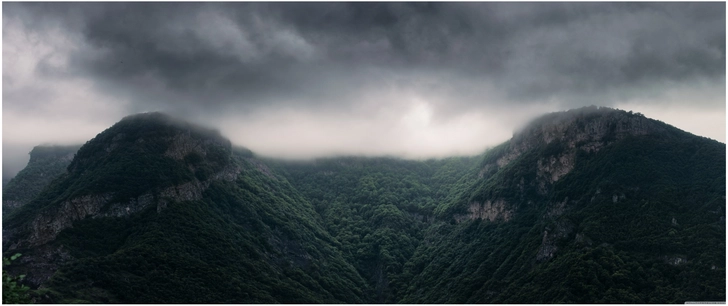 beeindruckende berglanschaften mit dramatischem himmel