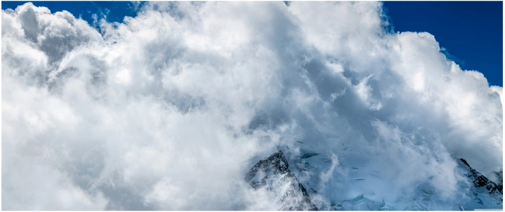 beeindruckende gebirgslandschaft mit wolken und schnee