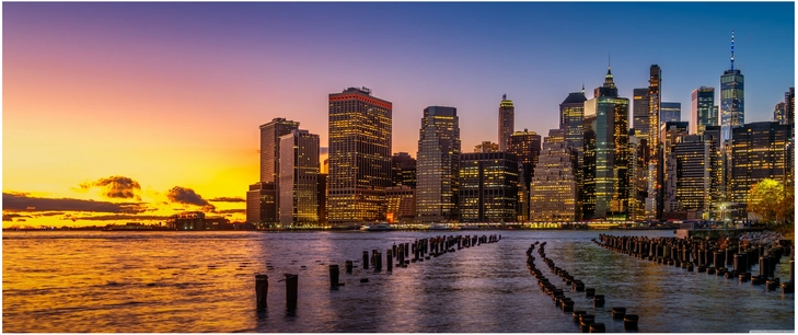 beeindruckende skyline von new york city bei sonnenuntergang