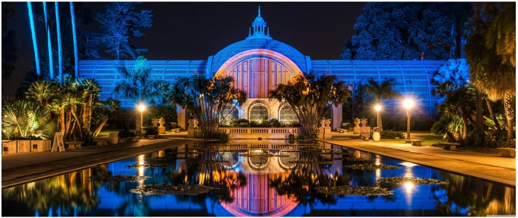 beleuchtetes botanisches gebaude im balboa park bei nacht
