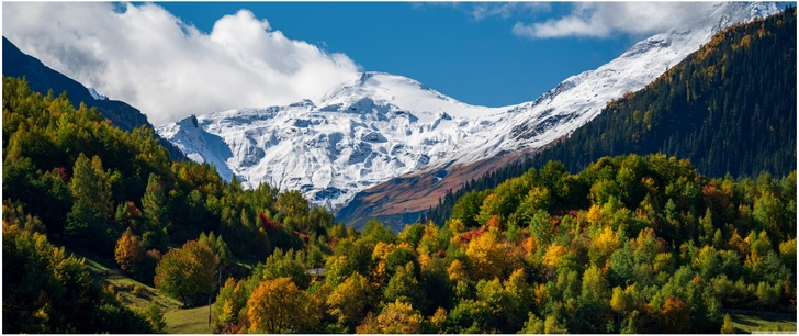 berglandschaft im herbst mit schneebedeckten gipfeln
