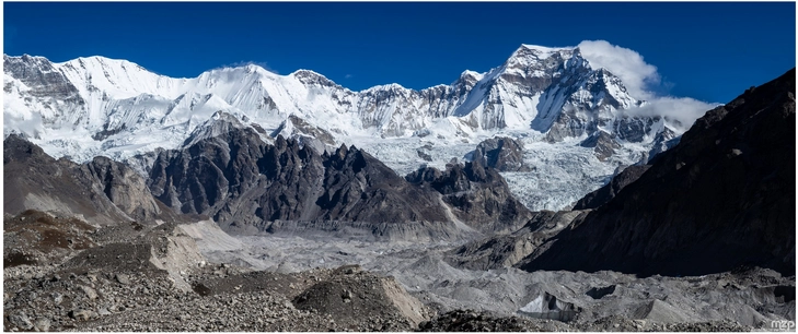 berglandschaft im himalaya mit schneebedeckten gipfeln