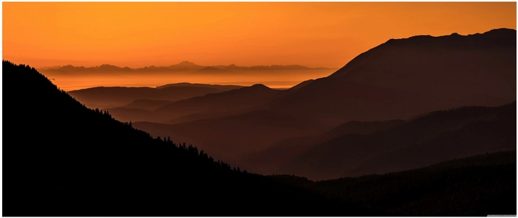 berglandschaft im sonnenaufgang mit sanften silhouetten