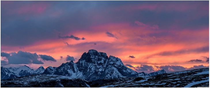 berglandschaft im sonnenuntergang in den dolomiten