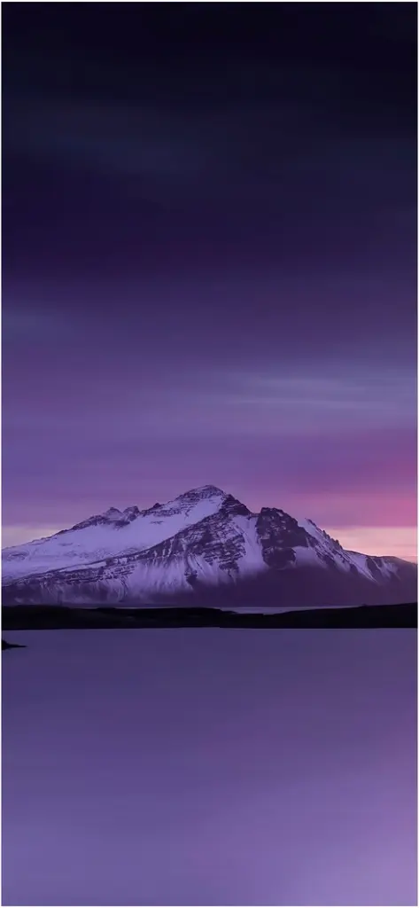 berglandschaft mit lila himmel bei sonnenuntergang