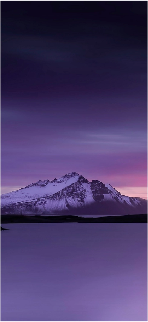 berglandschaft-mit-lila-himmel-bei-sonnenuntergang