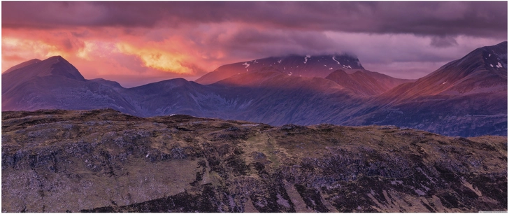 berglandschaft mit sonnenuntergang und faszinierender farbpalette