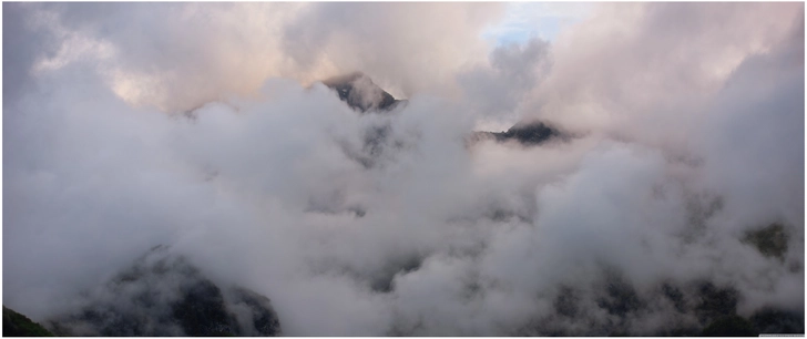 berglandschaft mit wolken und mystischer atmosphaere