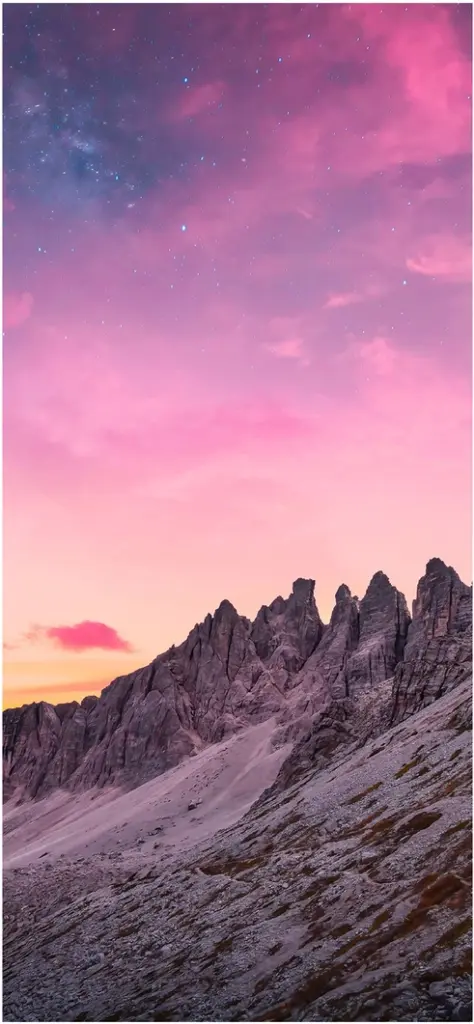 berglandschaft unter einem farbenpraechtigen sonnenuntergang