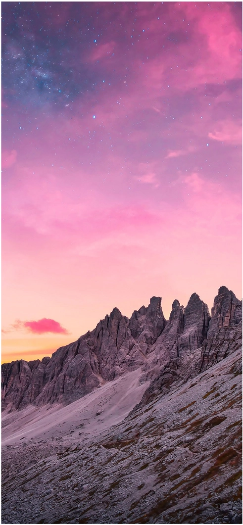 berglandschaft-unter-einem-farbenpraechtigen-sonnenuntergang