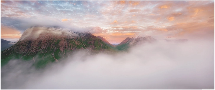 berglandschaften im nebel bei sonnenuntergang
