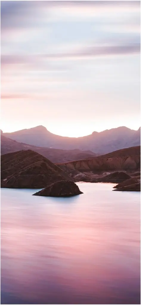 beruhigende landschaft mit bergen und ruhigem wasser im sonnenuntergang