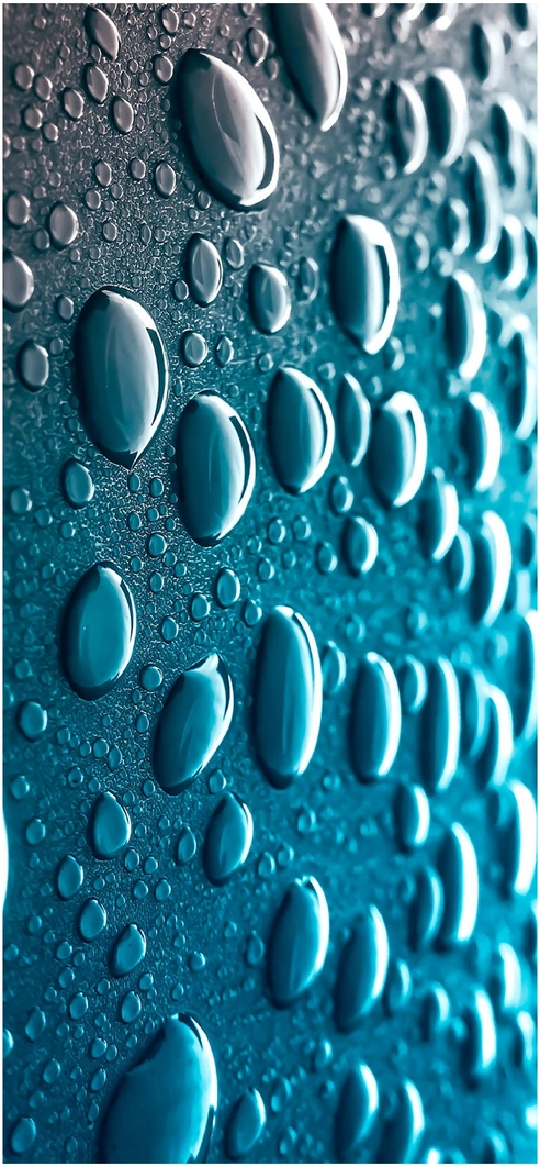 blaue-wassertropfen-auf-glaenzender-oberflaeche