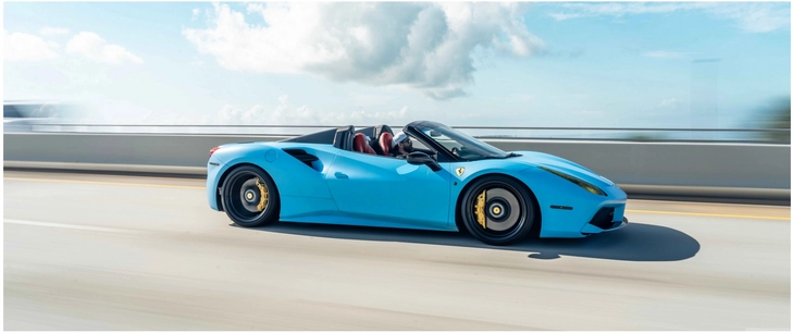blauer ferrari sportwagen auf der autobahn