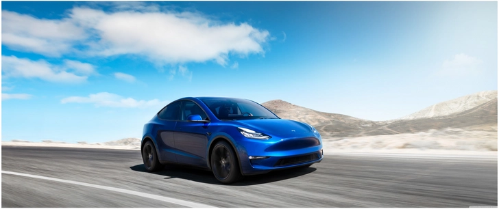 blaues elektroauto auf einer strasse in der natur