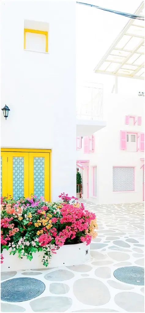 bunte blumen und weisse architektur in einer stadt