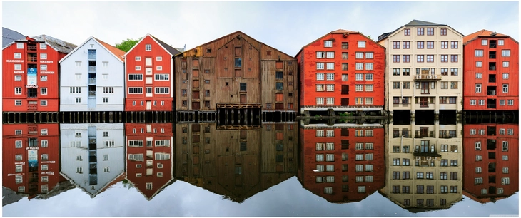 bunte historische gebaeude am wasser mit