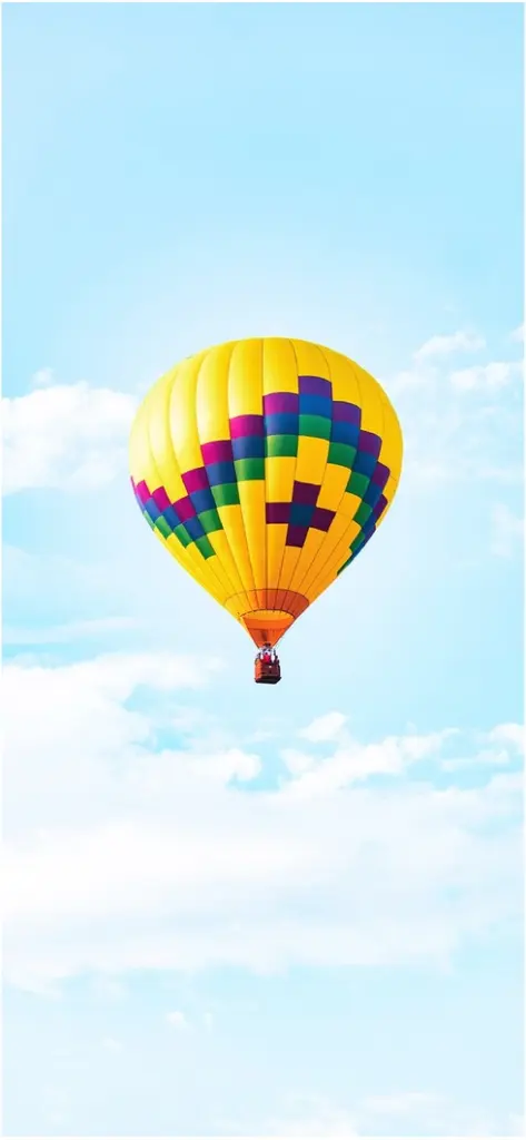 bunter heissluftballon im blauen himmel